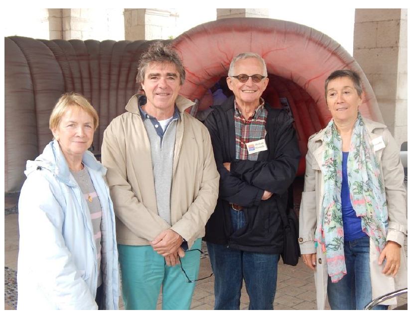 Dr Raul Jorge Casaux et Dr Tricots entourés de 2 bénévoles de la Ligue Contre le Cancer.